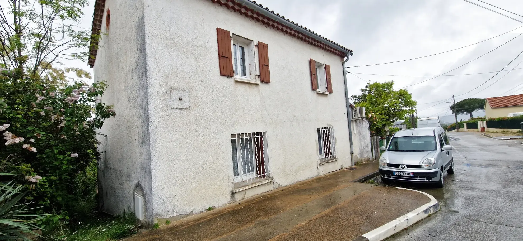 Maison de caractère de 97,82 m² à Saint-Julien-les-Rosiers avec terrasse et terrain arboré 