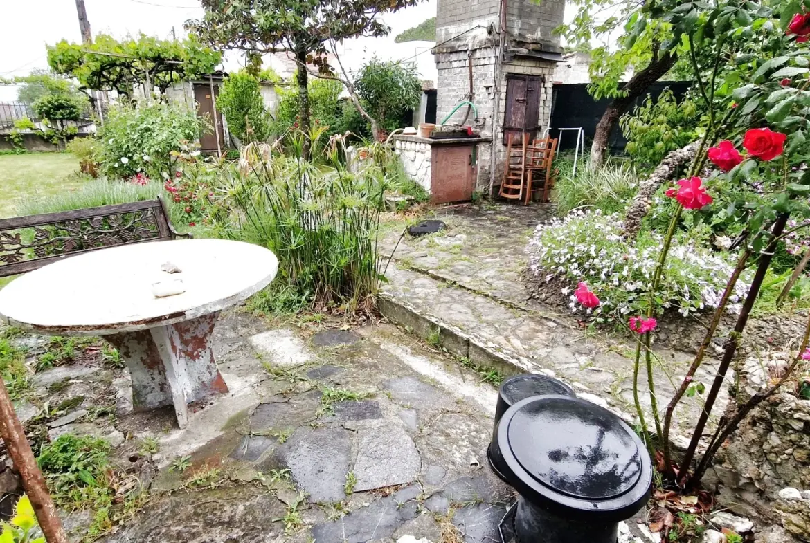 Maison de caractère de 97,82 m² à Saint-Julien-les-Rosiers avec terrasse et terrain arboré 