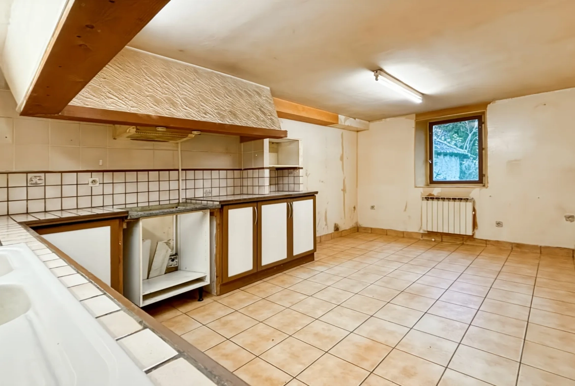 Maison en pierre à vendre à Étampes de 97 m² avec jardin et potentiel d'extension 