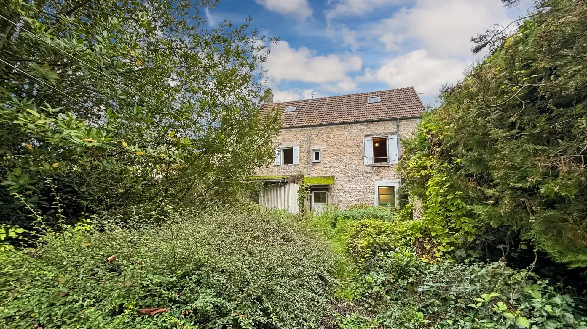Maison en pierre à vendre à Étampes de 97 m² avec jardin et potentiel d'extension 