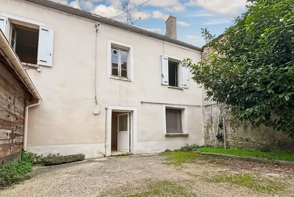Maison en pierre à vendre à Étampes de 97 m² avec jardin et potentiel d'extension 