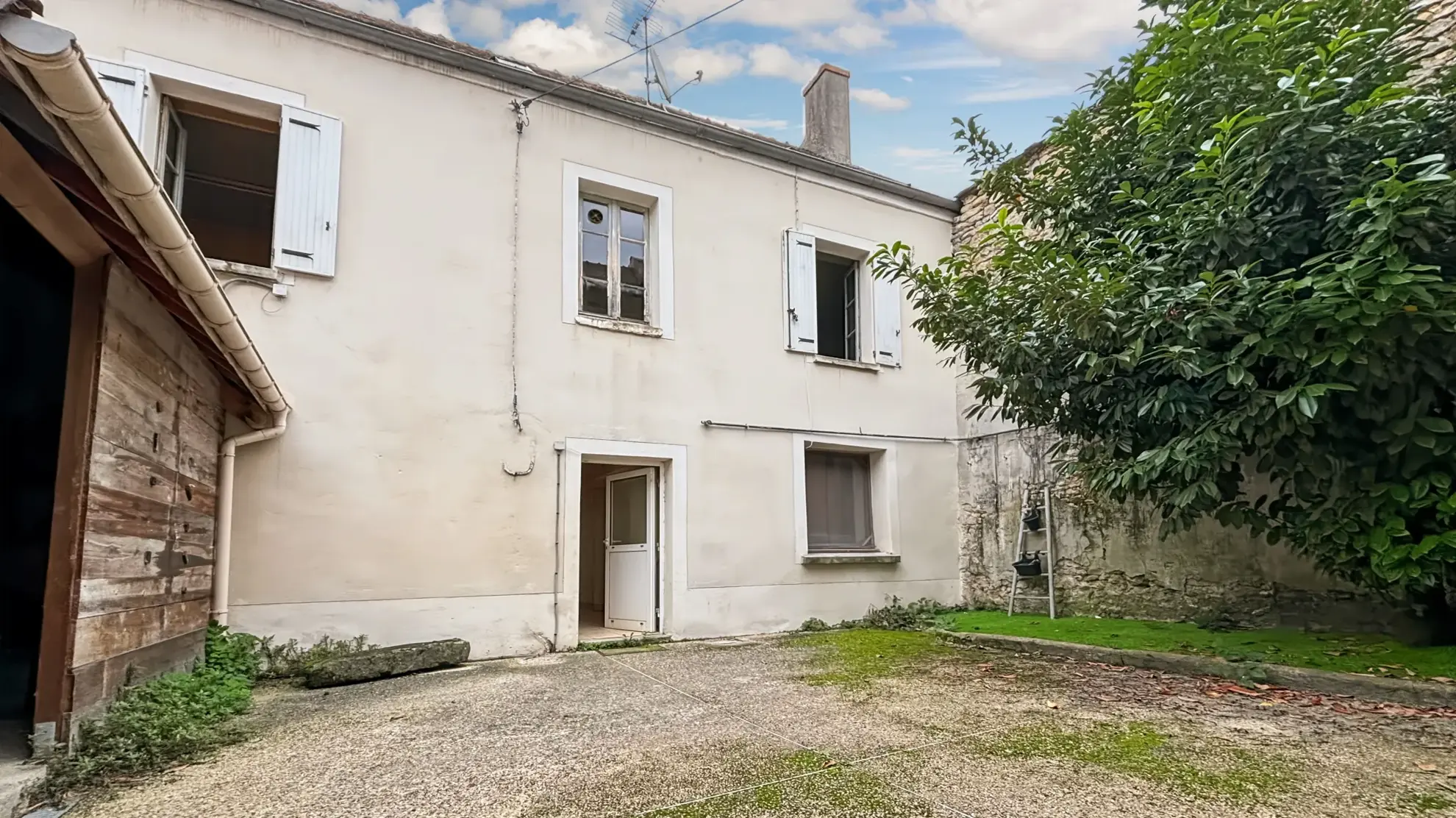 Maison en pierre à vendre à Étampes de 97 m² avec jardin et potentiel d'extension 