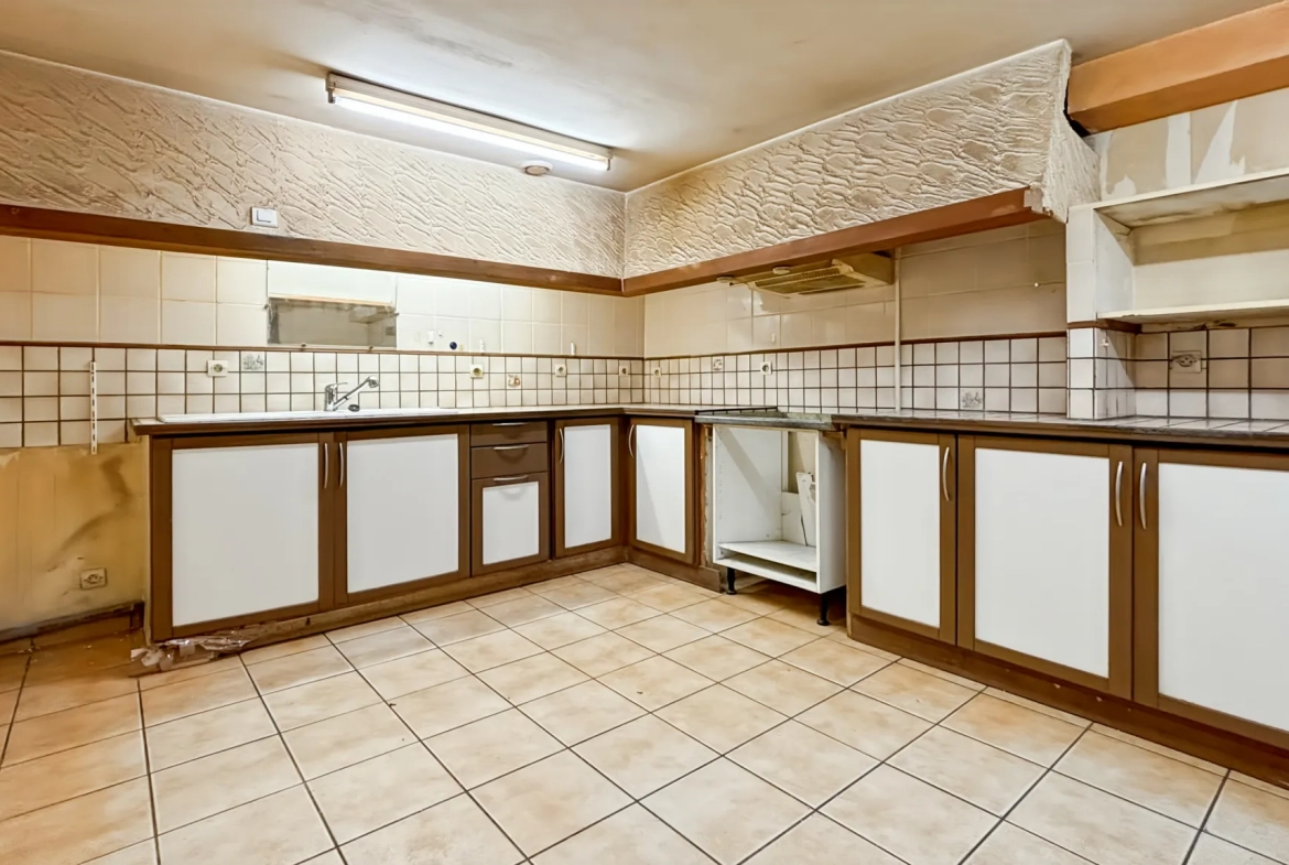 Maison en pierre à vendre à Étampes de 97 m² avec jardin et potentiel d'extension 