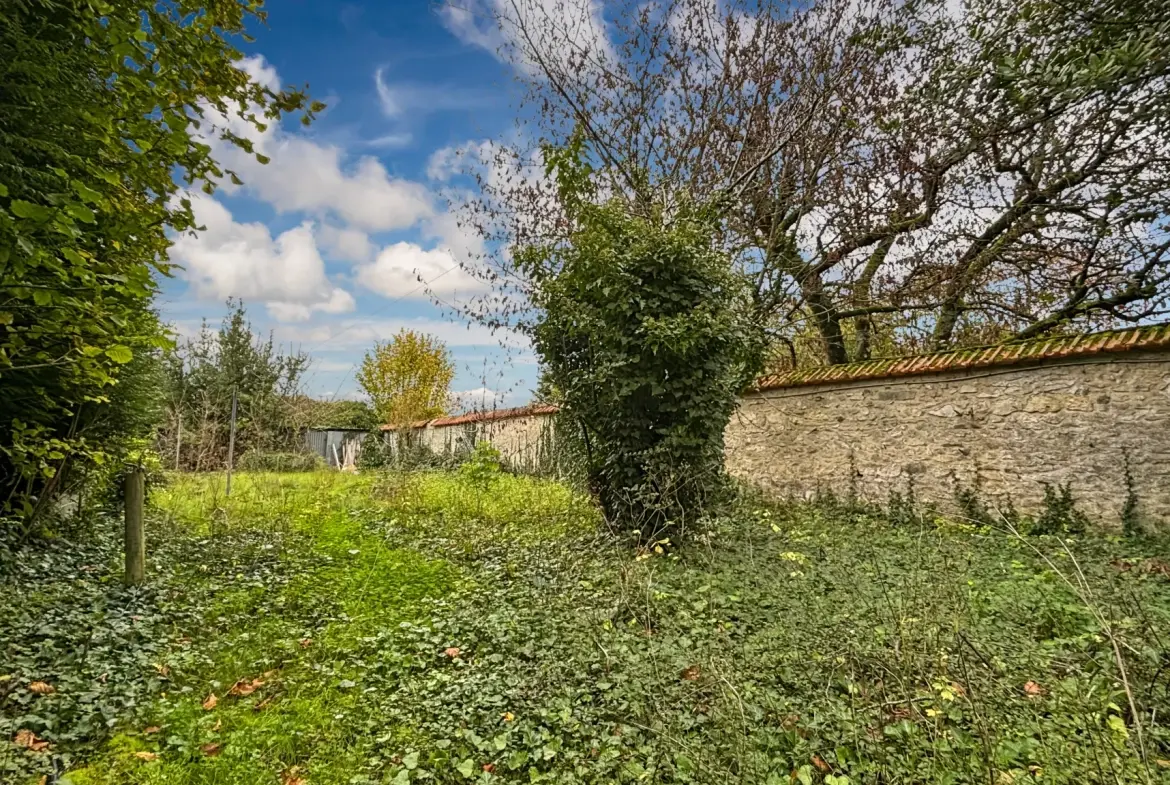 Maison en pierre à vendre à Étampes de 97 m² avec jardin et potentiel d'extension 