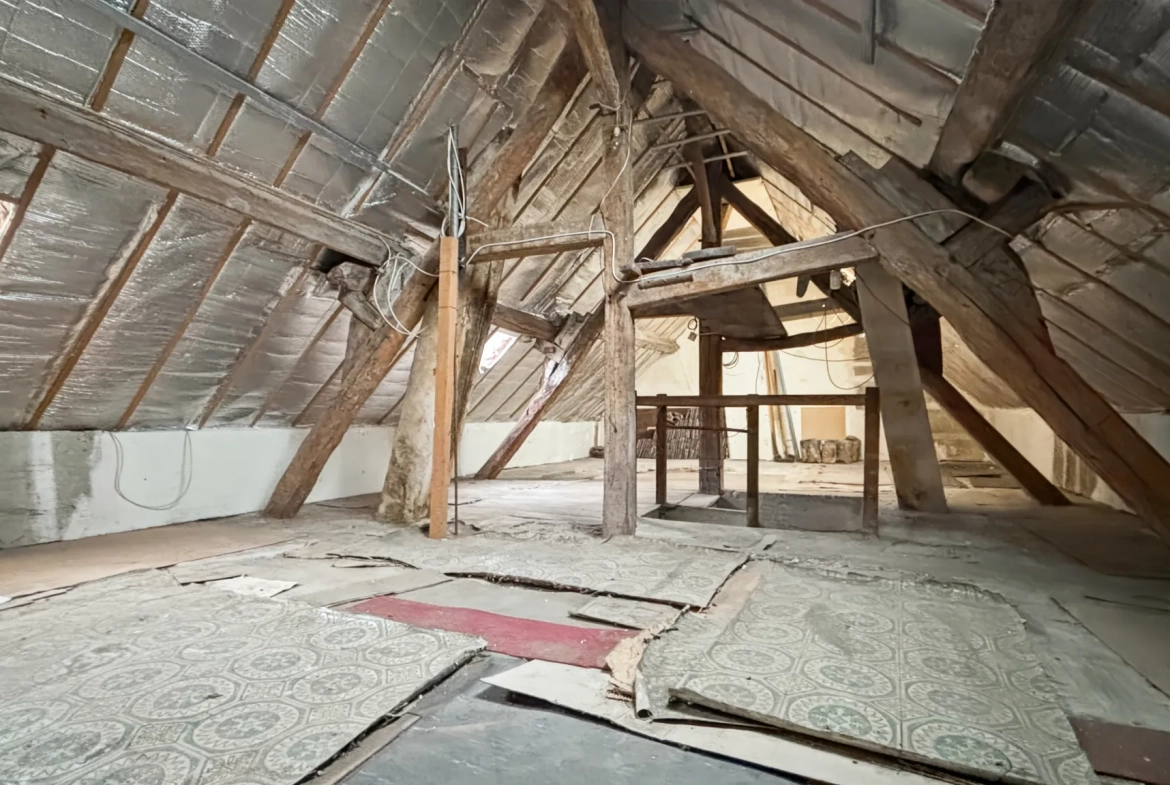 Maison en pierre à vendre à Étampes de 97 m² avec jardin et potentiel d'extension 