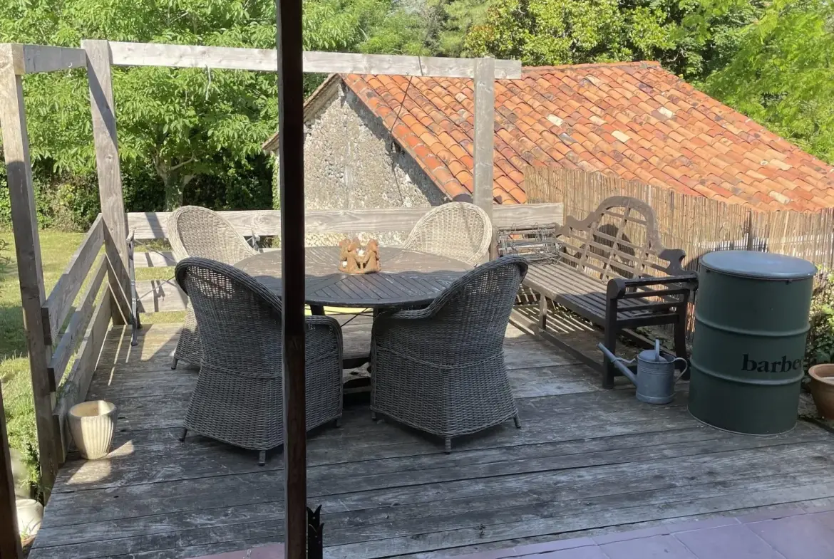 Charmante maison de campagne à Saint Privat en Périgord avec grange et terrasses 