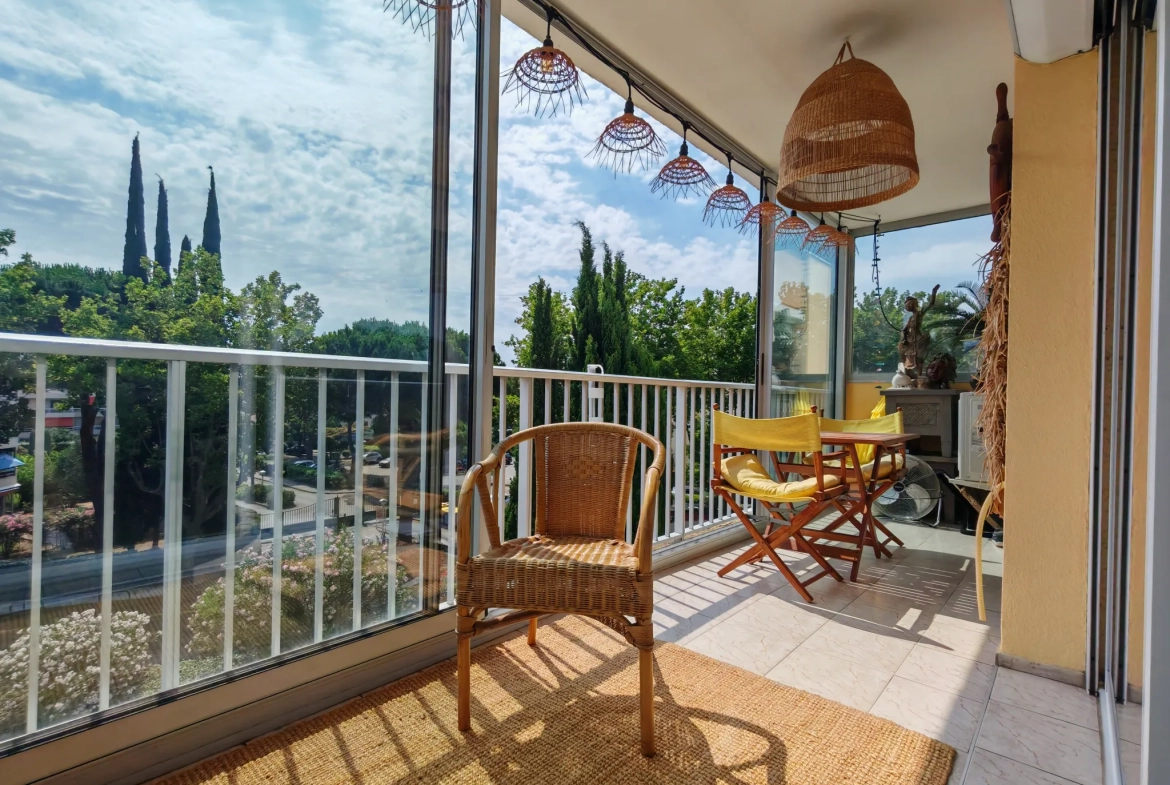 Spacieux appartement 2 pièces à Fréjus avec terrasse et parking, idéal pour résidence principale ou investissement 