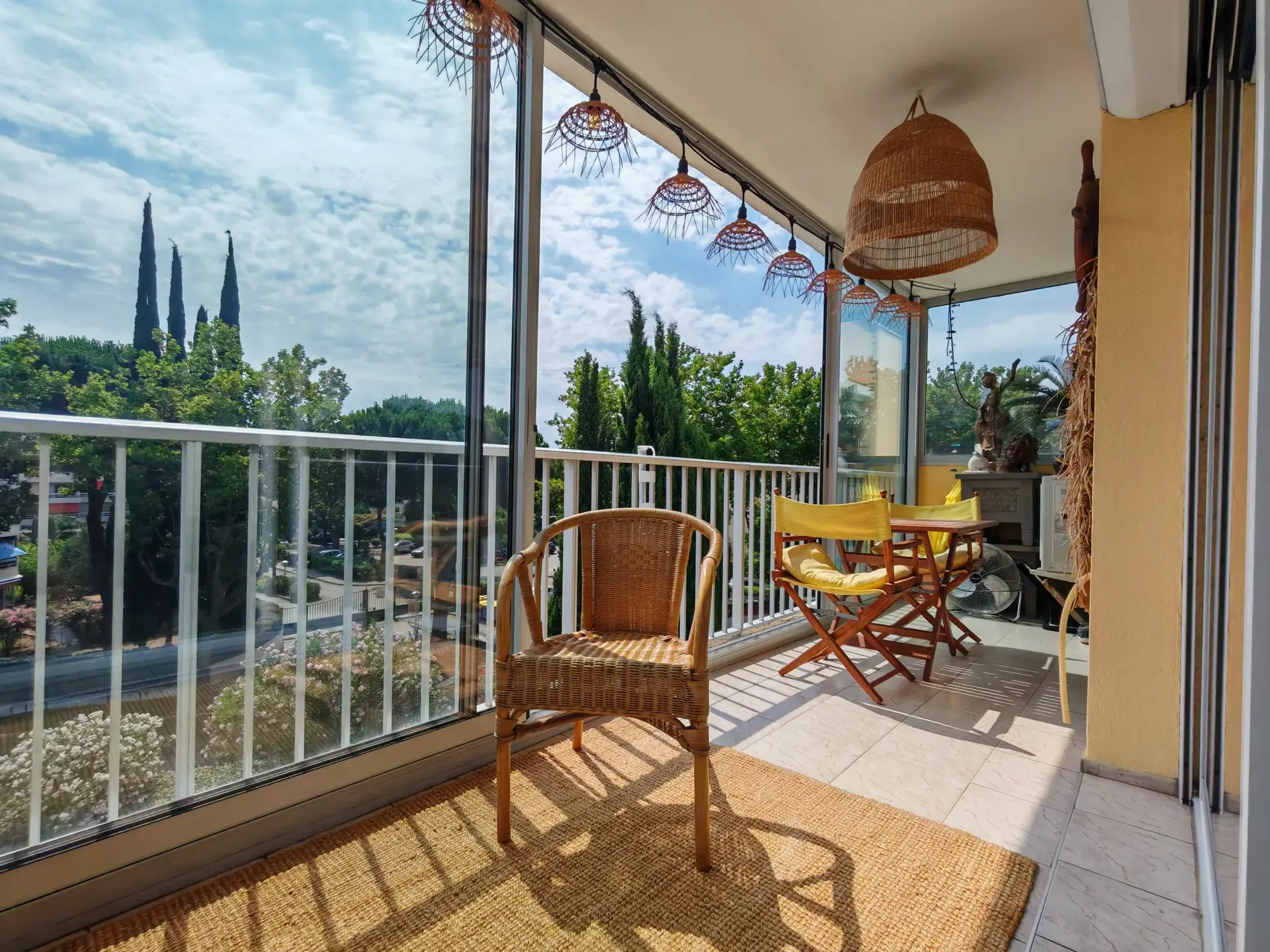 Spacieux appartement 2 pièces à Fréjus avec terrasse et parking, idéal pour résidence principale ou investissement 