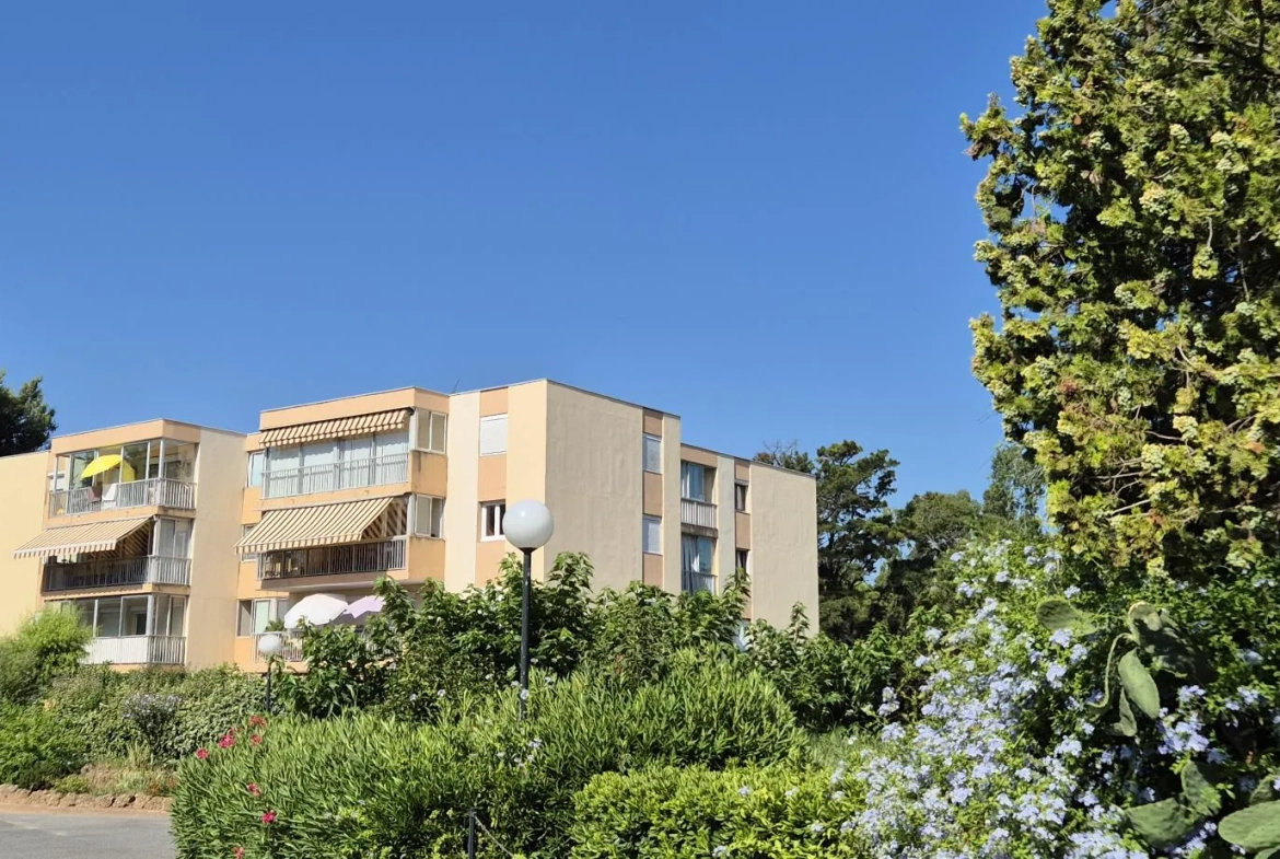 Spacieux appartement 2 pièces à Fréjus avec terrasse et parking, idéal pour résidence principale ou investissement 