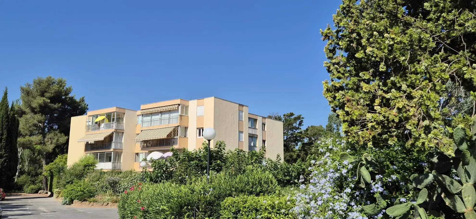 Spacieux appartement 2 pièces à Fréjus avec terrasse et parking, idéal pour résidence principale ou investissement 