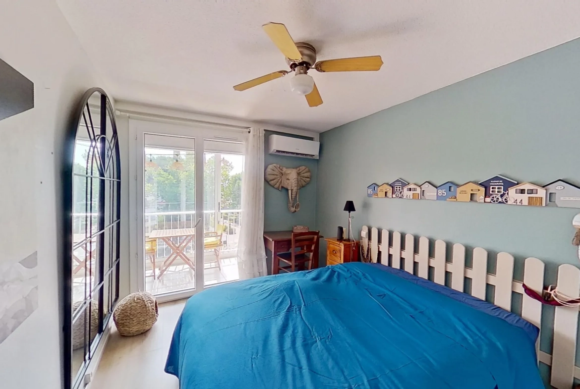 Spacieux appartement 2 pièces à Fréjus avec terrasse et parking, idéal pour résidence principale ou investissement 