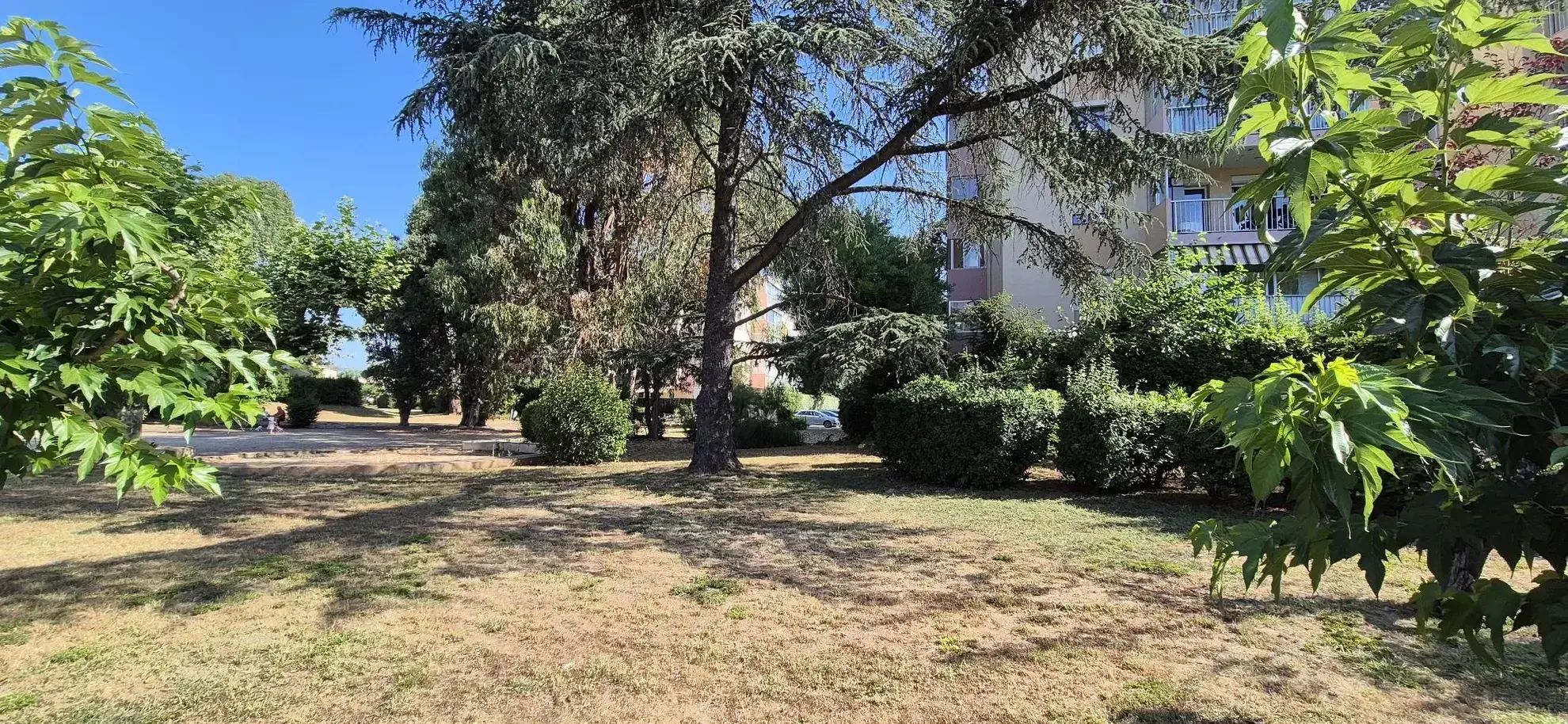 Spacieux appartement 2 pièces à Fréjus avec terrasse et parking, idéal pour résidence principale ou investissement 