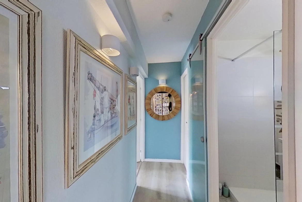 Spacieux appartement 2 pièces à Fréjus avec terrasse et parking, idéal pour résidence principale ou investissement 