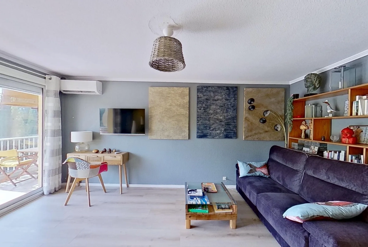 Spacieux appartement 2 pièces à Fréjus avec terrasse et parking, idéal pour résidence principale ou investissement 