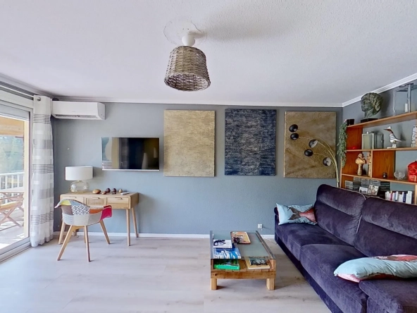 Spacieux appartement 2 pièces à Fréjus avec terrasse et parking, idéal pour résidence principale ou investissement