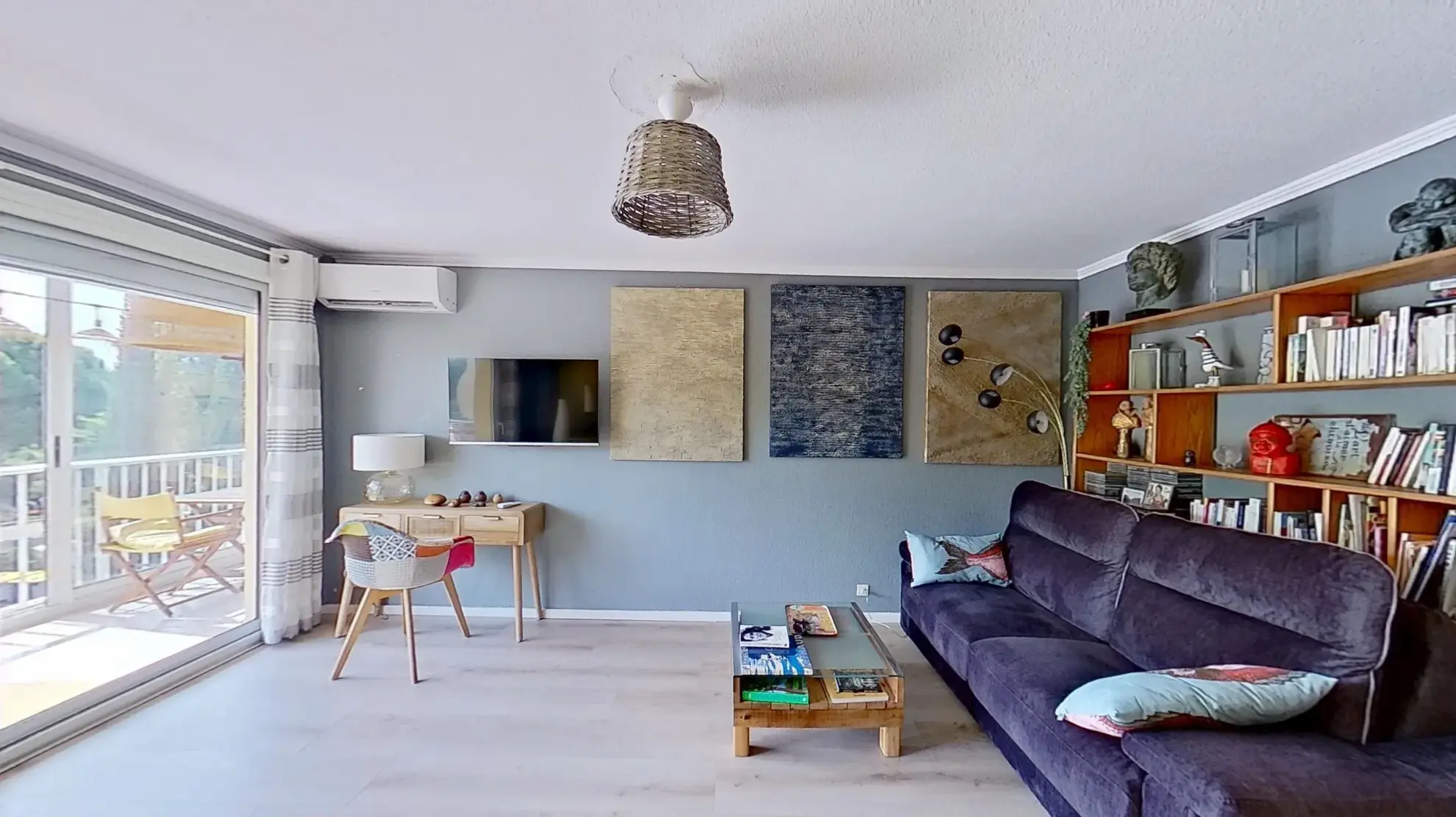 Spacieux appartement 2 pièces à Fréjus avec terrasse et parking, idéal pour résidence principale ou investissement 