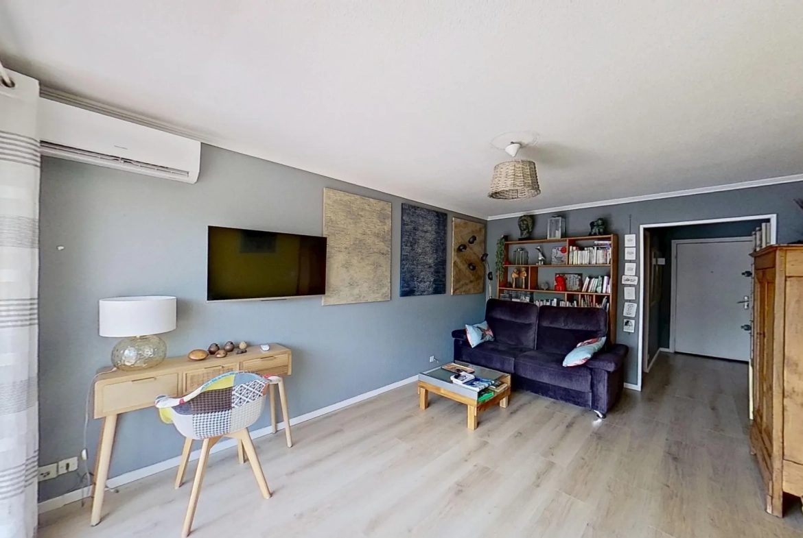 Spacieux appartement 2 pièces à Fréjus avec terrasse et parking, idéal pour résidence principale ou investissement 
