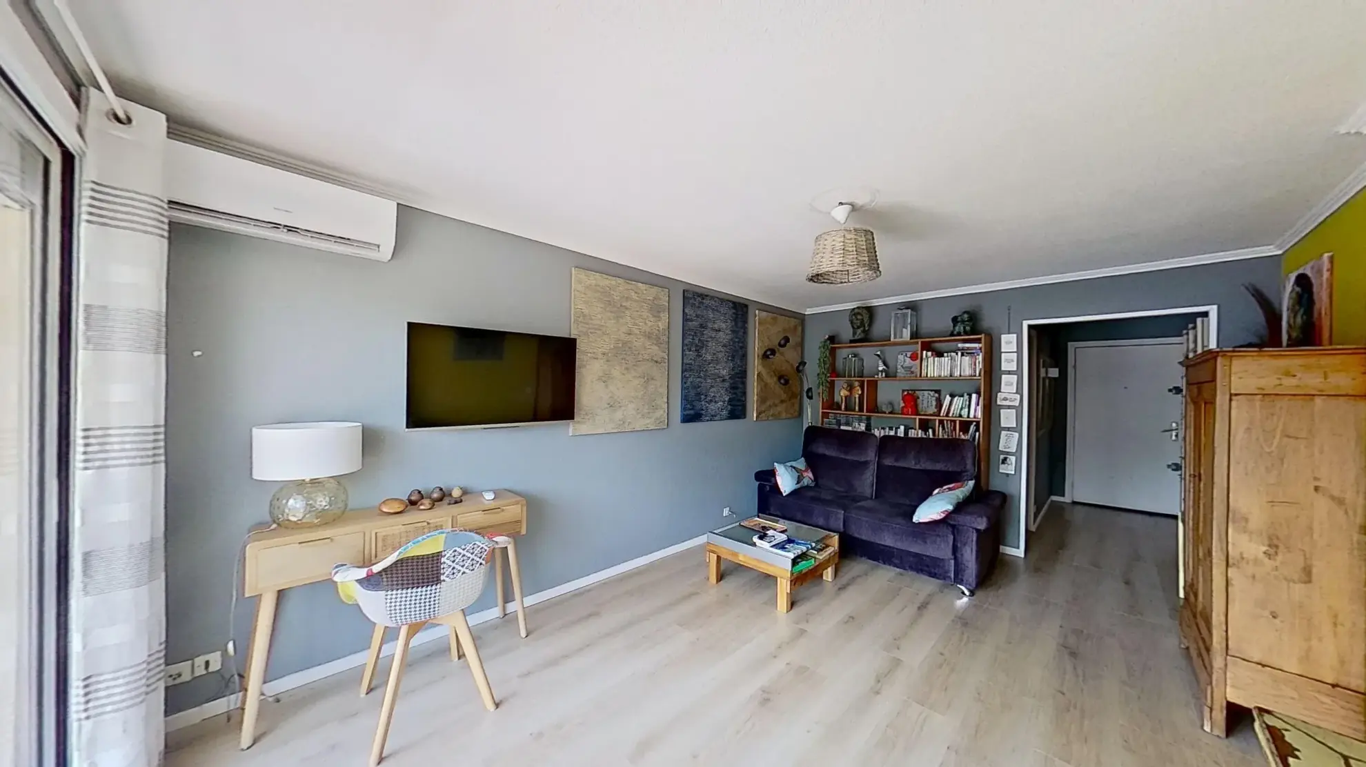 Spacieux appartement 2 pièces à Fréjus avec terrasse et parking, idéal pour résidence principale ou investissement 