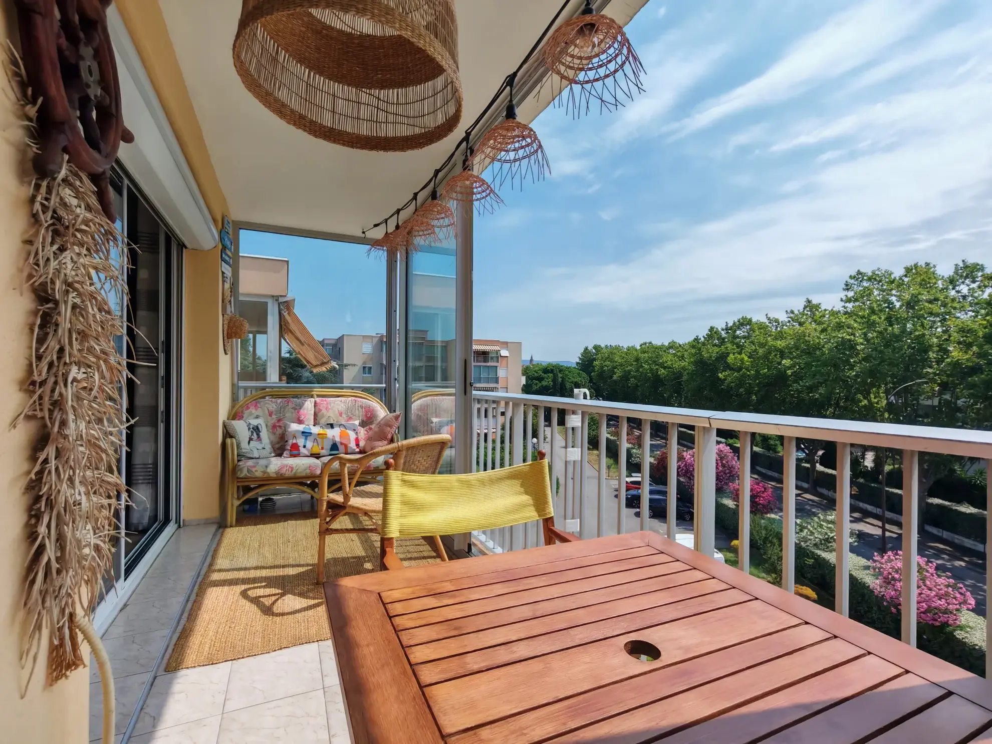 Spacieux appartement 2 pièces à Fréjus avec terrasse et parking, idéal pour résidence principale ou investissement 