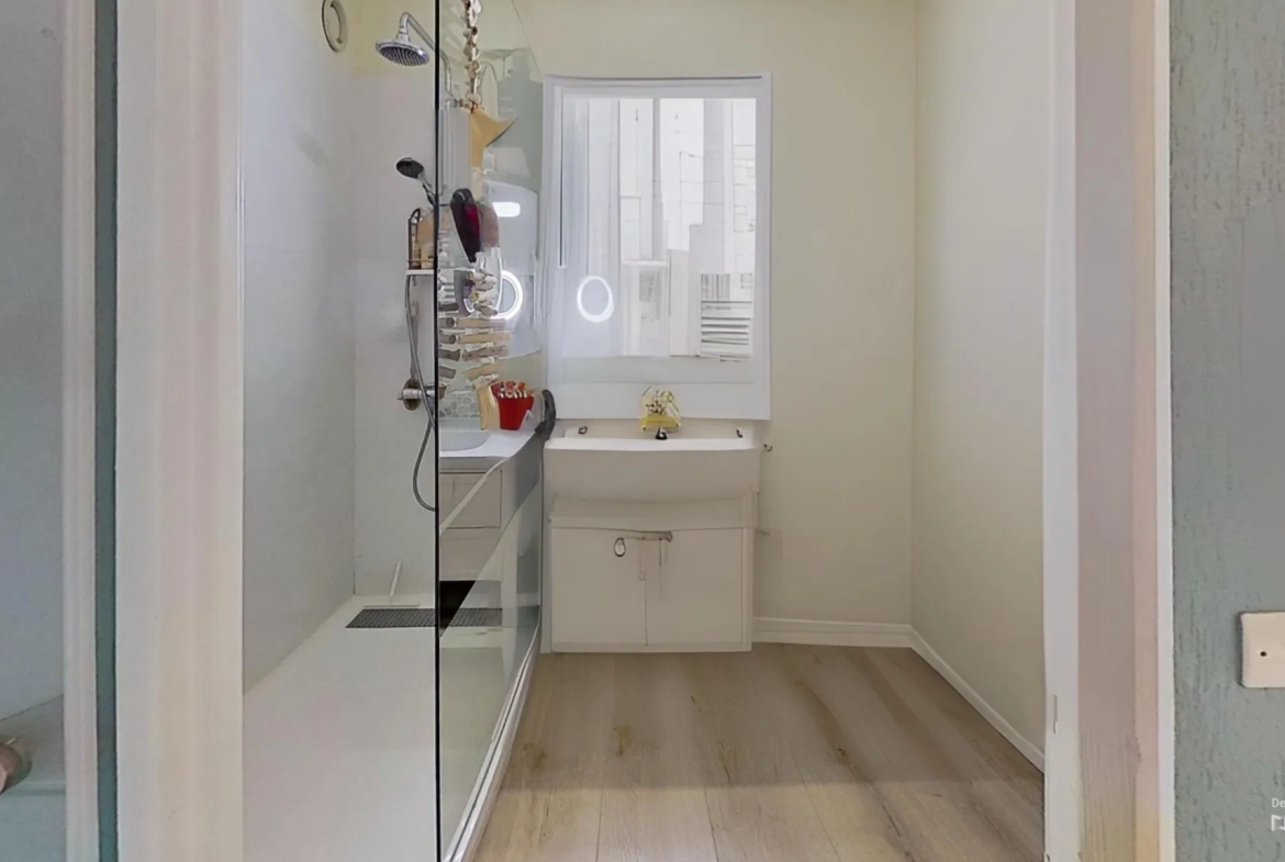 Spacieux appartement 2 pièces à Fréjus avec terrasse et parking, idéal pour résidence principale ou investissement 