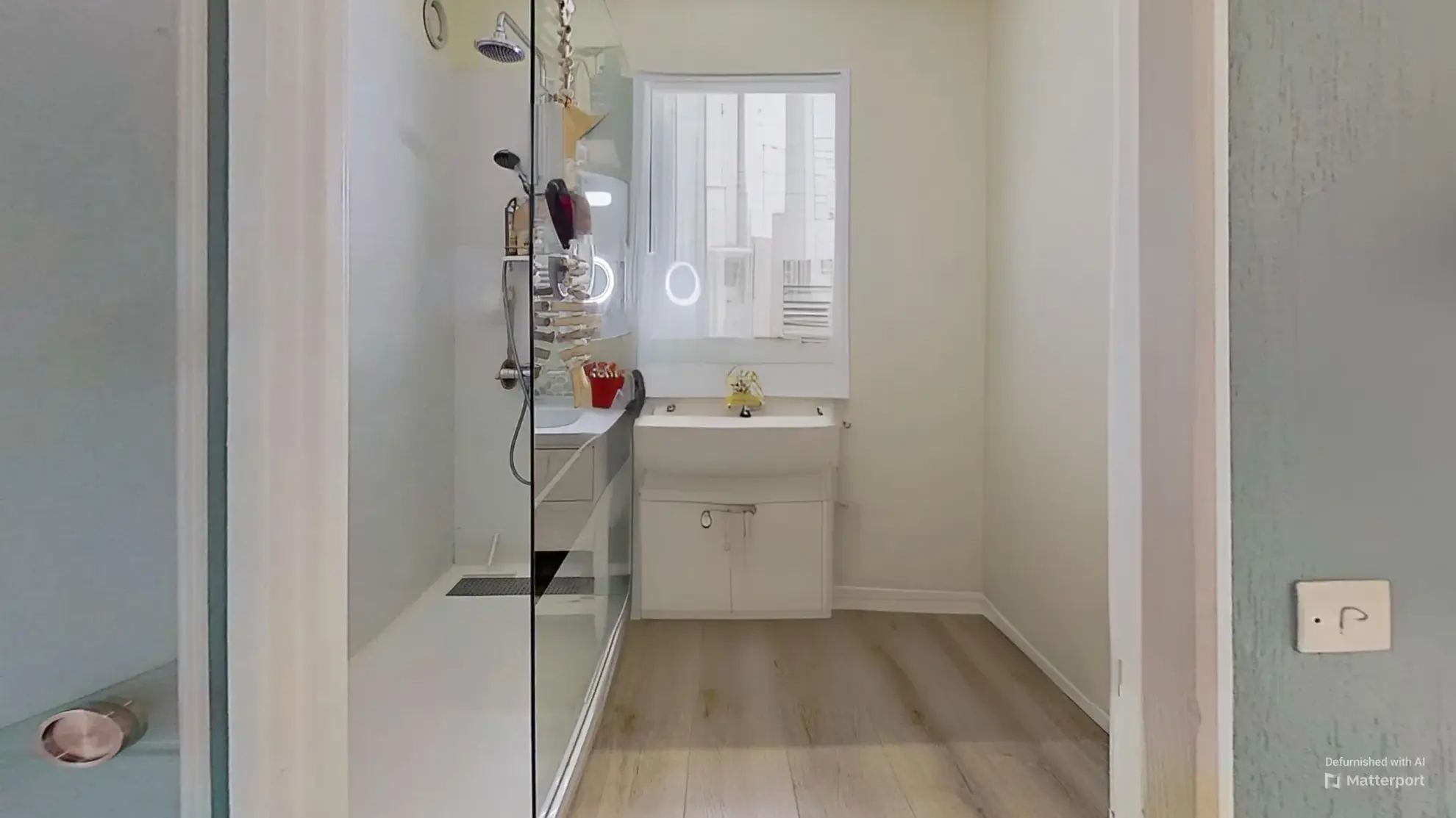 Spacieux appartement 2 pièces à Fréjus avec terrasse et parking, idéal pour résidence principale ou investissement 