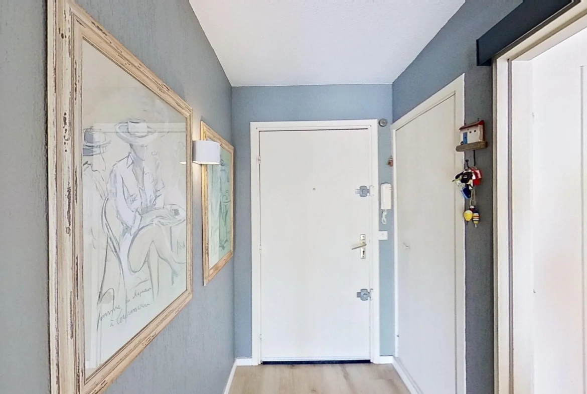 Spacieux appartement 2 pièces à Fréjus avec terrasse et parking, idéal pour résidence principale ou investissement 