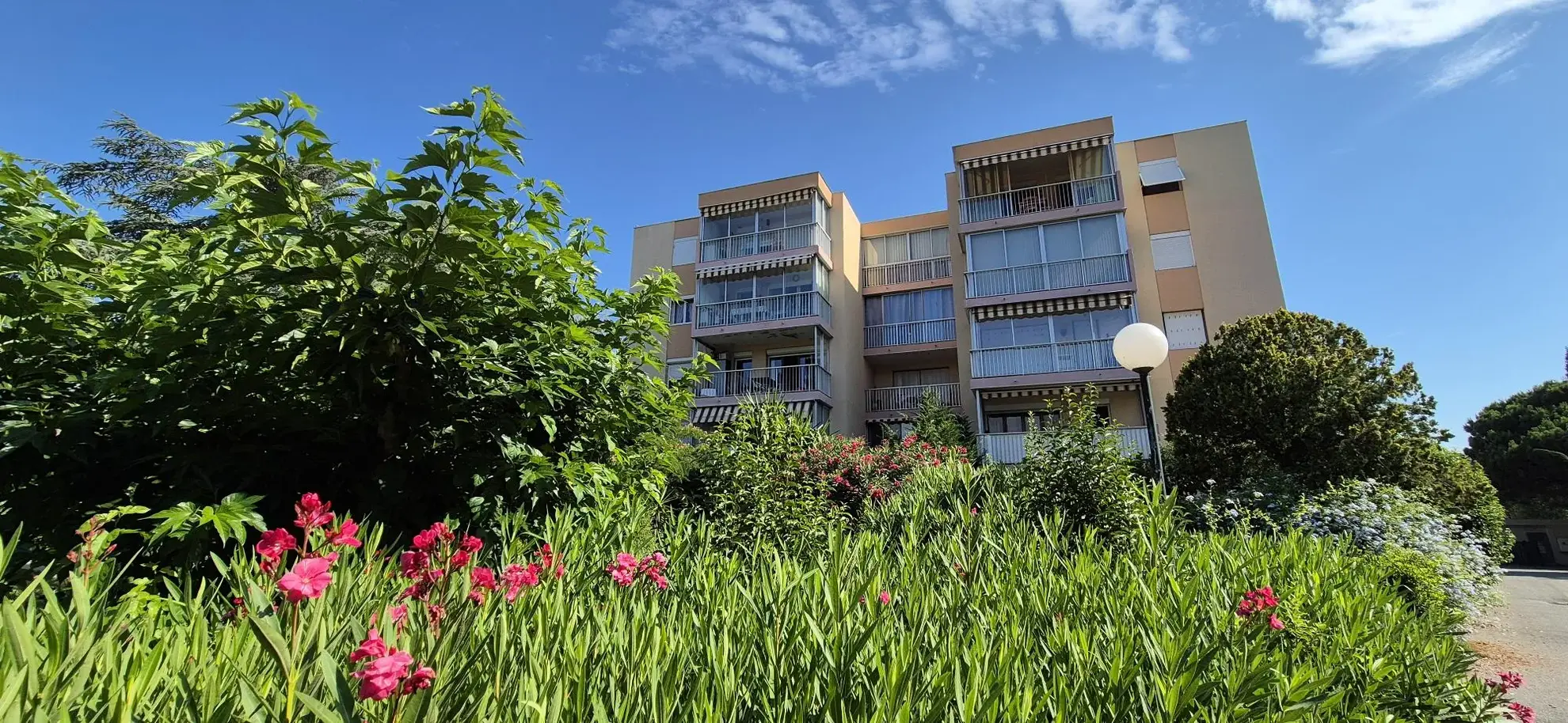 Spacieux appartement 2 pièces à Fréjus avec terrasse et parking, idéal pour résidence principale ou investissement 