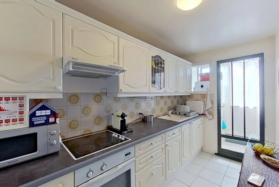 Spacieux appartement 2 pièces à Fréjus avec terrasse et parking, idéal pour résidence principale ou investissement 