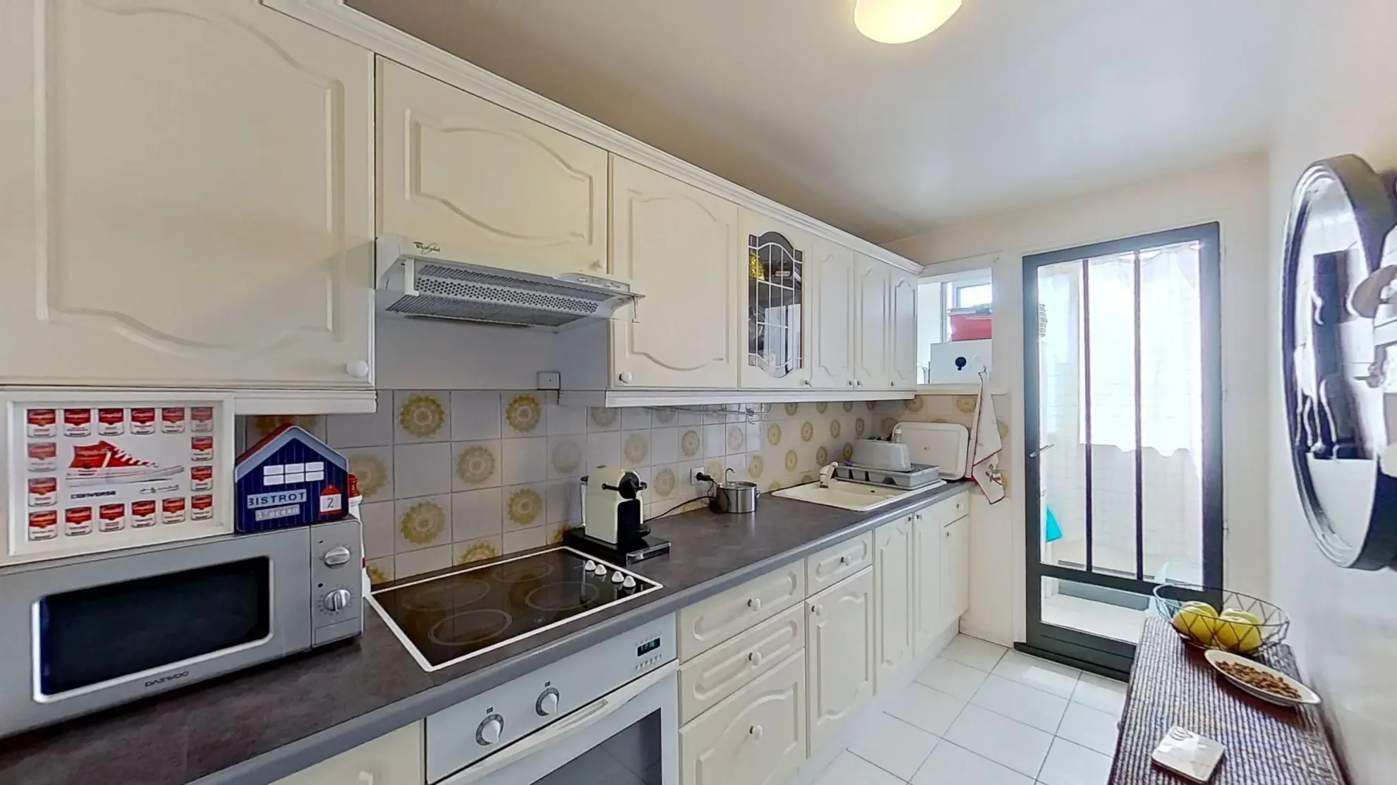 Spacieux appartement 2 pièces à Fréjus avec terrasse et parking, idéal pour résidence principale ou investissement 