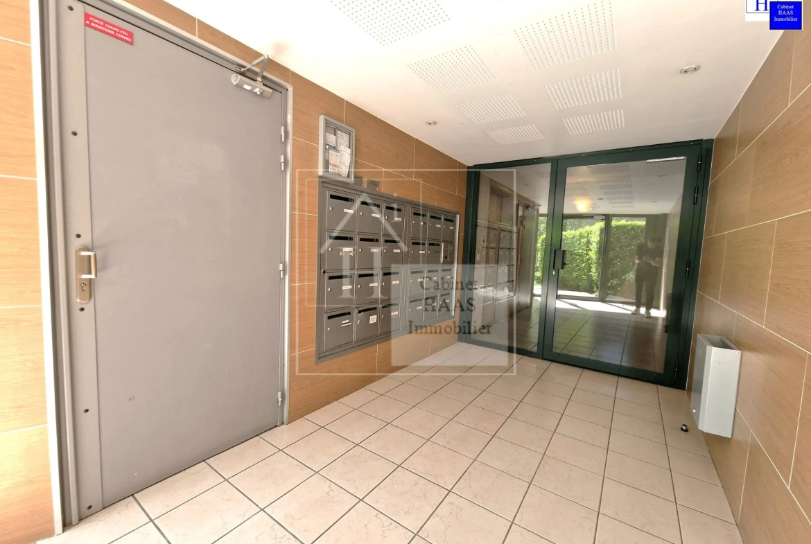 Hall Studio lumineux avec terrasse à Créteil près du métro Pointe du Lac 
