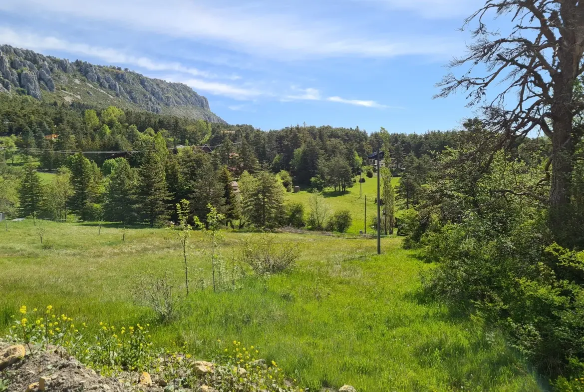 Terrain constructible à vendre à Andon (06750) – Vue montagne et environnement calme 