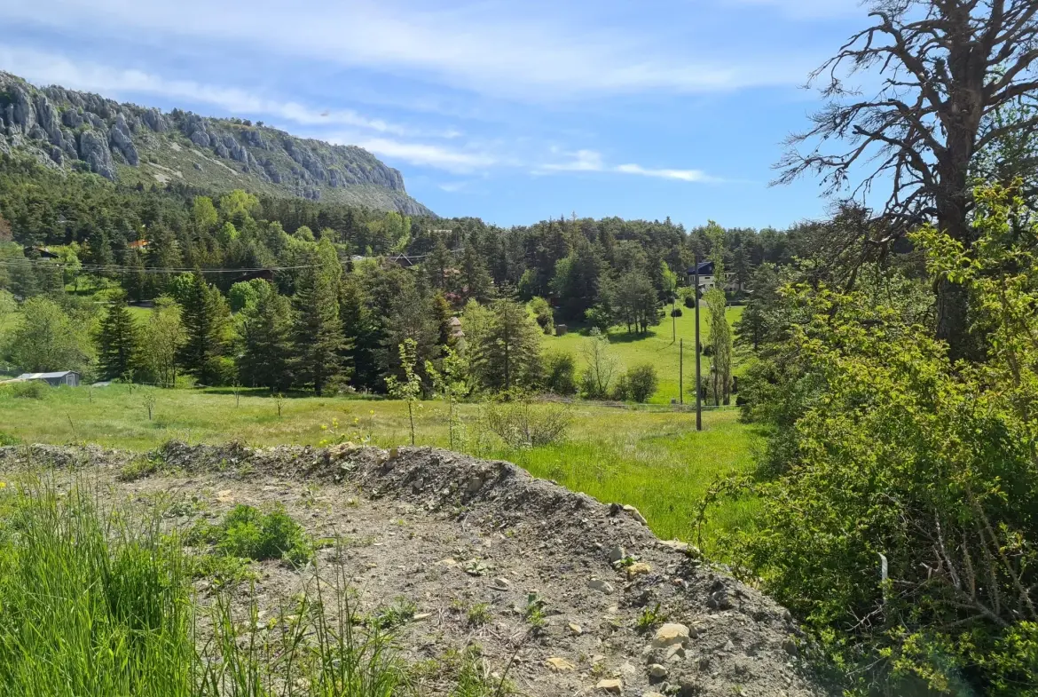 Terrain constructible à vendre à Andon (06750) – Vue montagne et environnement calme 