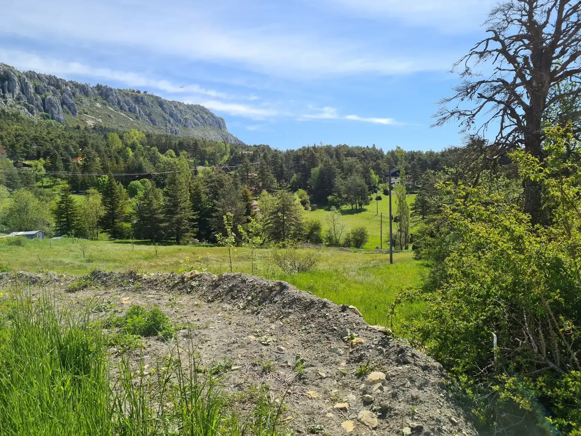 Terrain constructible à vendre à Andon (06750) – Vue montagne et environnement calme 