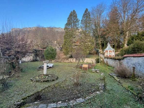 Surface brute à rénover avec jardin à Ornans, centre-ville