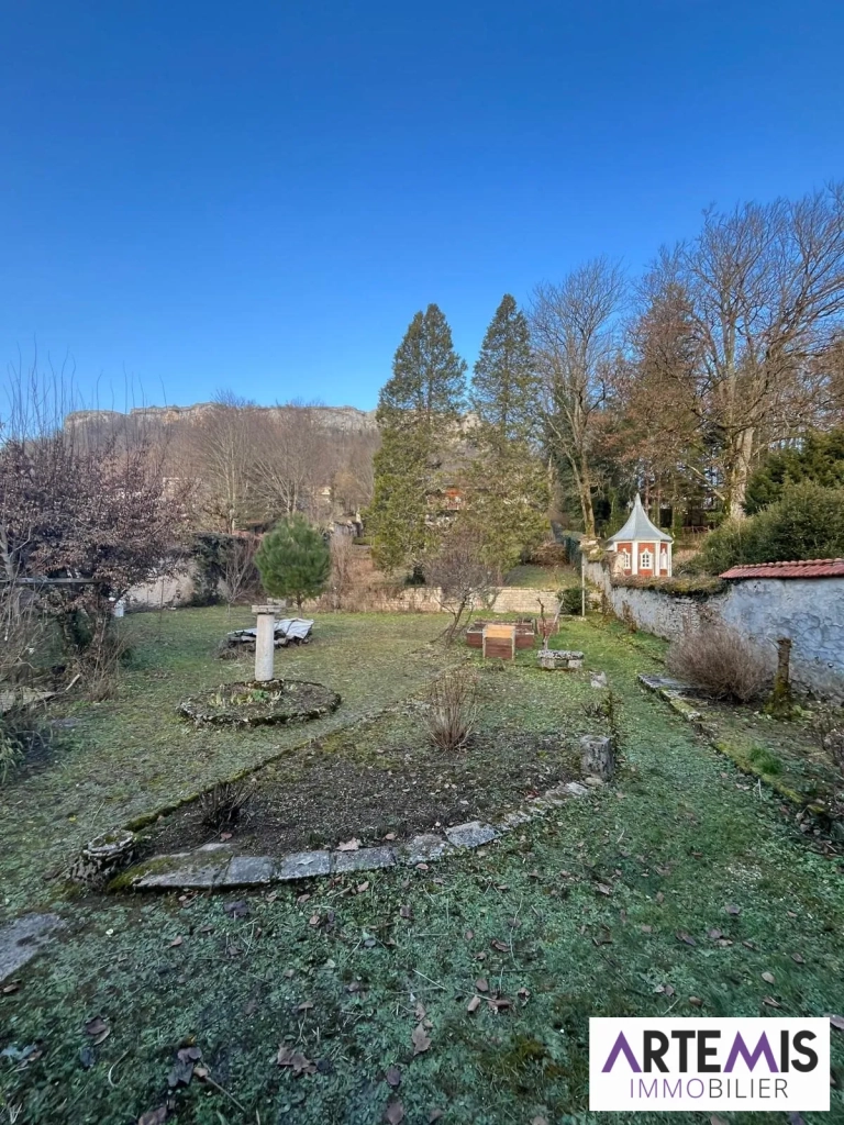 Surface brute à rénover avec jardin à Ornans, centre-ville