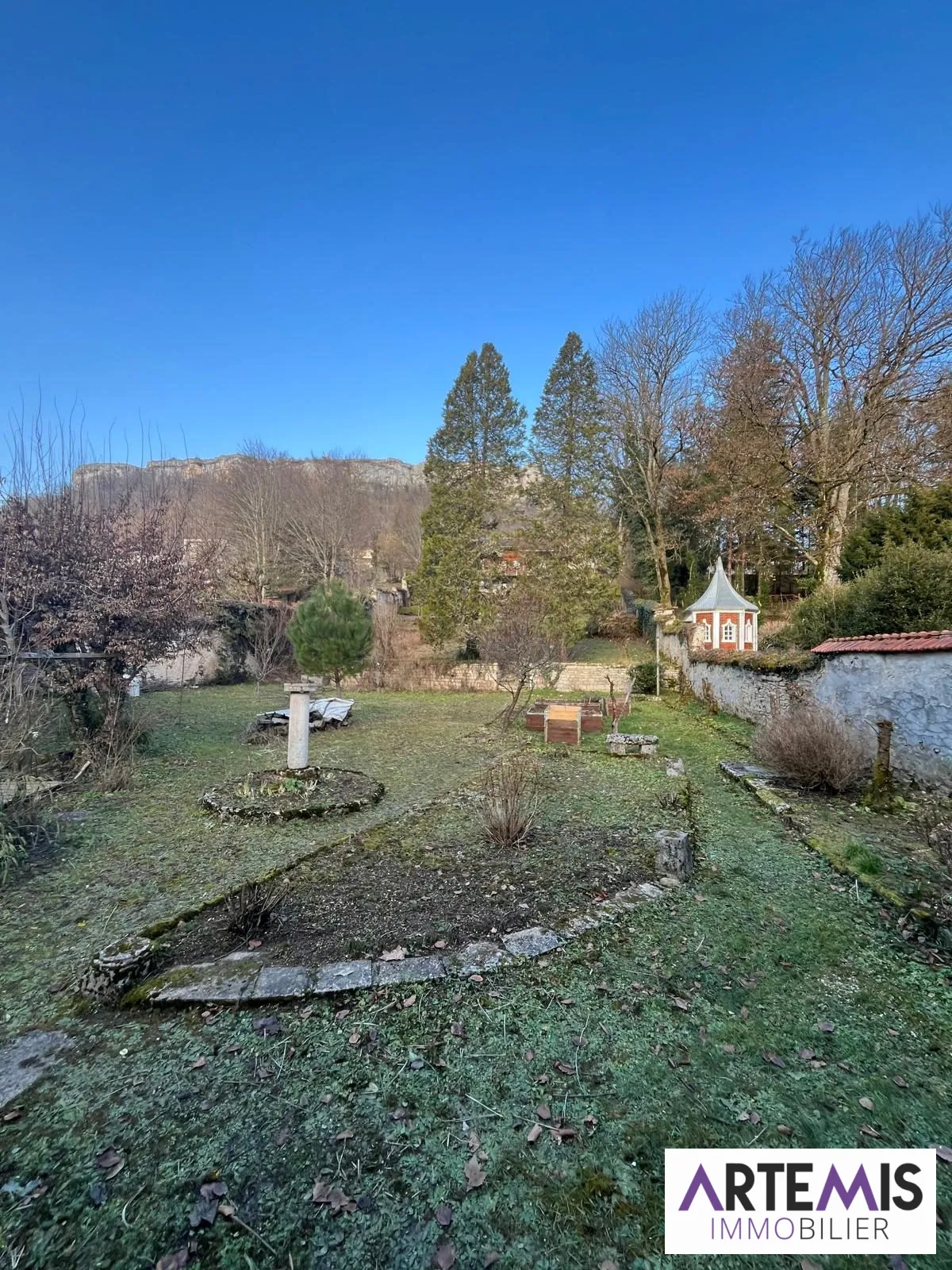 Surface brute à rénover avec jardin à Ornans, centre-ville 