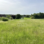 Terrain constructible plat de 2097 m² à Saint-Épain, calme et proche commodités