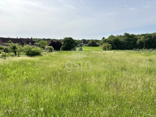 Terrain constructible plat de 2097 m² à Saint-Épain, calme et proche commodités