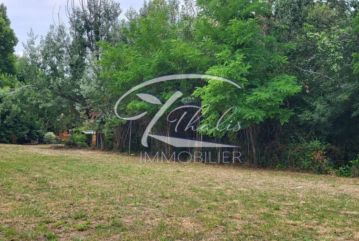 Superbe terrain constructible de 1236 m² dans un village calme près de Saint-Romain-la-Virvée 
