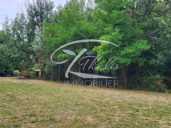 Superbe terrain constructible de 1236 m² dans un village calme près de Saint-Romain-la-Virvée