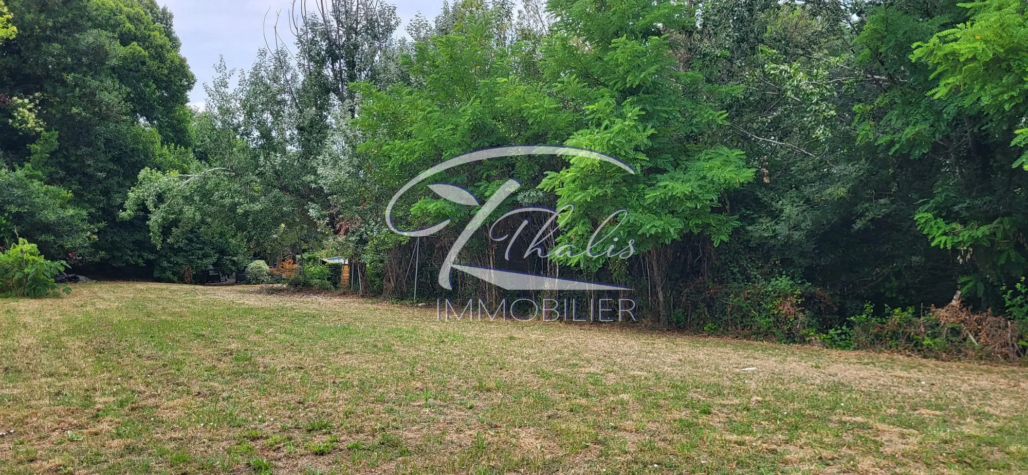 Superbe terrain constructible de 1236 m² dans un village calme près de Saint-Romain-la-Virvée 