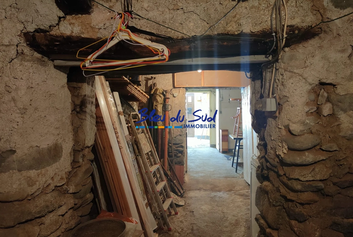 Maison de village à rénover avec cave et cour à Corneilla-de-Conflent 75 m² 