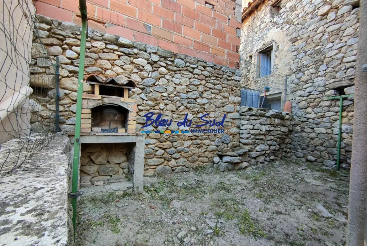Maison de village à rénover avec cave et cour à Corneilla-de-Conflent 75 m² 