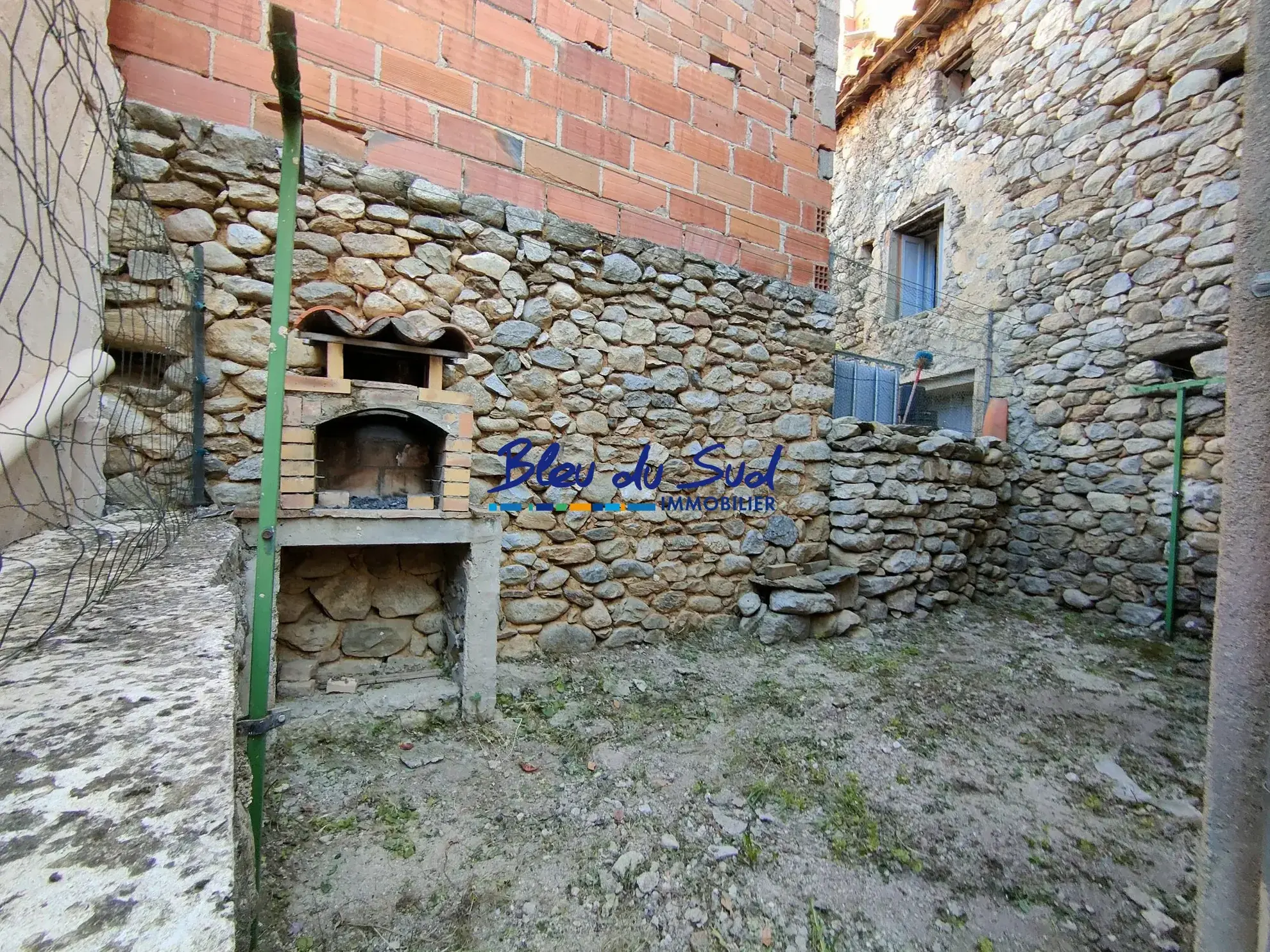 Maison de village à rénover avec cave et cour à Corneilla-de-Conflent 75 m² 