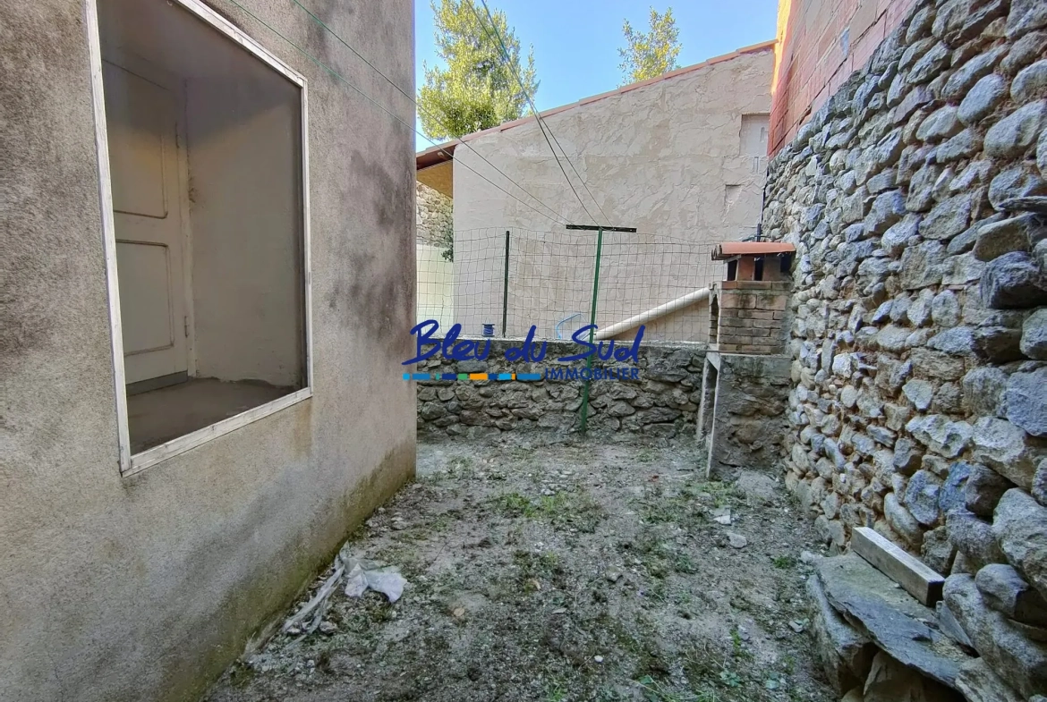 Maison de village à rénover avec cave et cour à Corneilla-de-Conflent 75 m² 