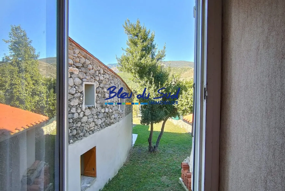 Maison de village à rénover avec cave et cour à Corneilla-de-Conflent 75 m² 