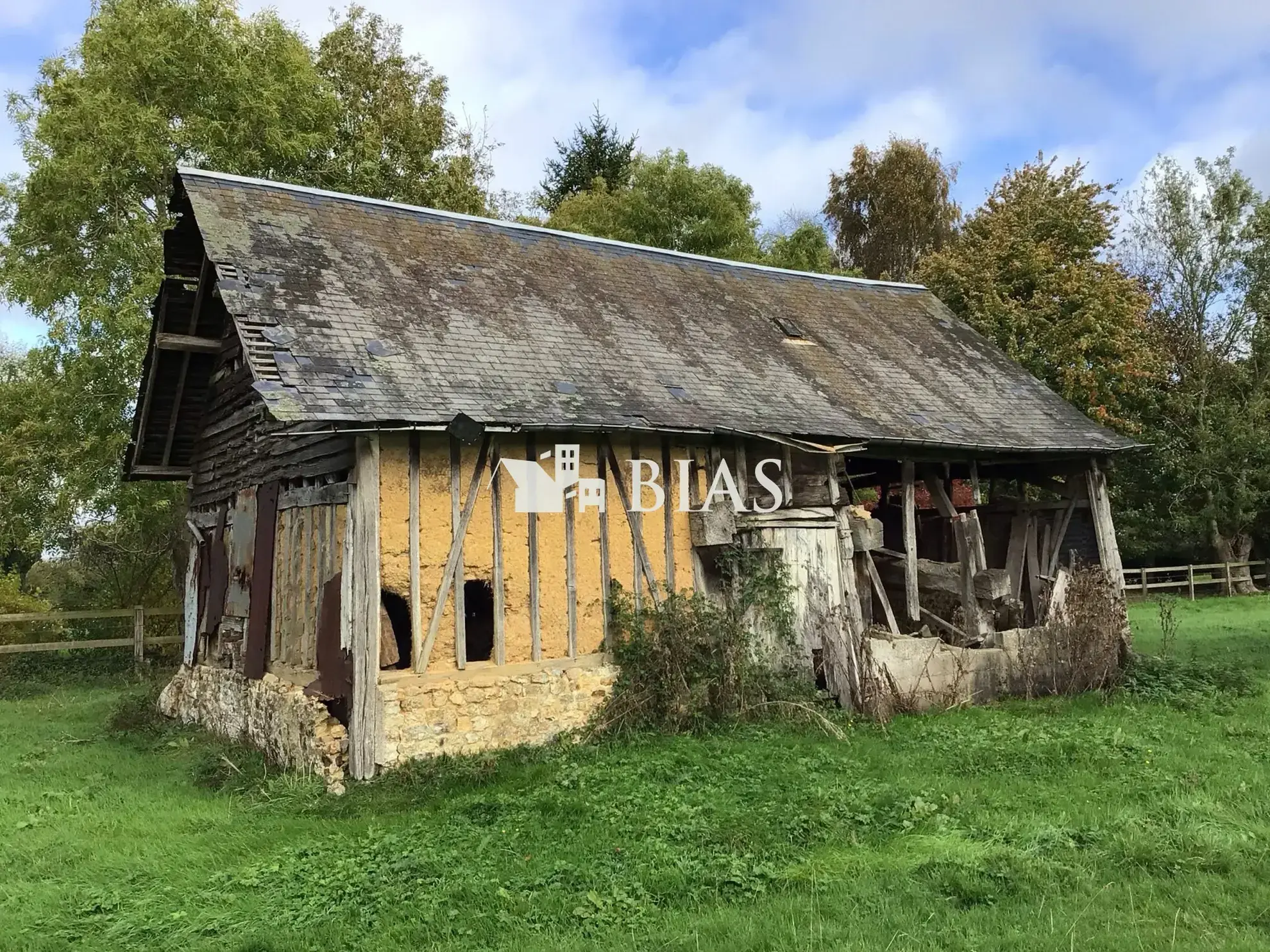 Ancien pressoir normand à réhabiliter à Pont-Audemer en campagne calme 