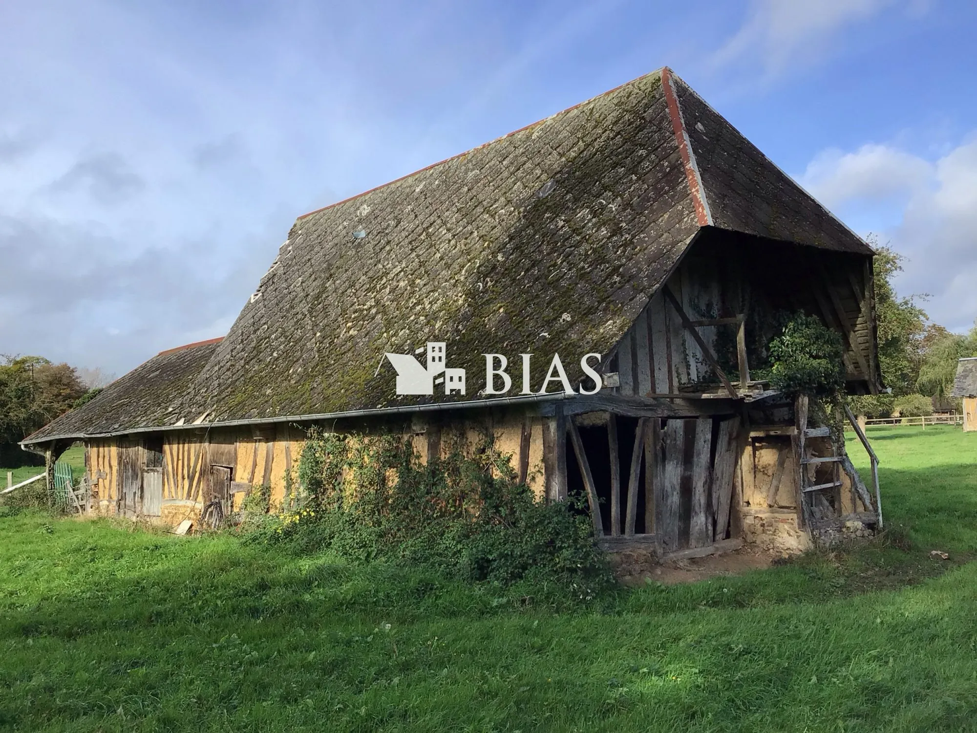 Ancien pressoir normand à réhabiliter à Pont-Audemer en campagne calme 