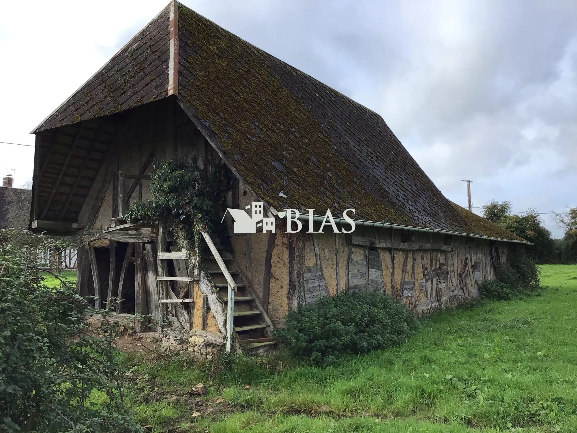 Ancien pressoir normand à réhabiliter à Pont-Audemer en campagne calme 