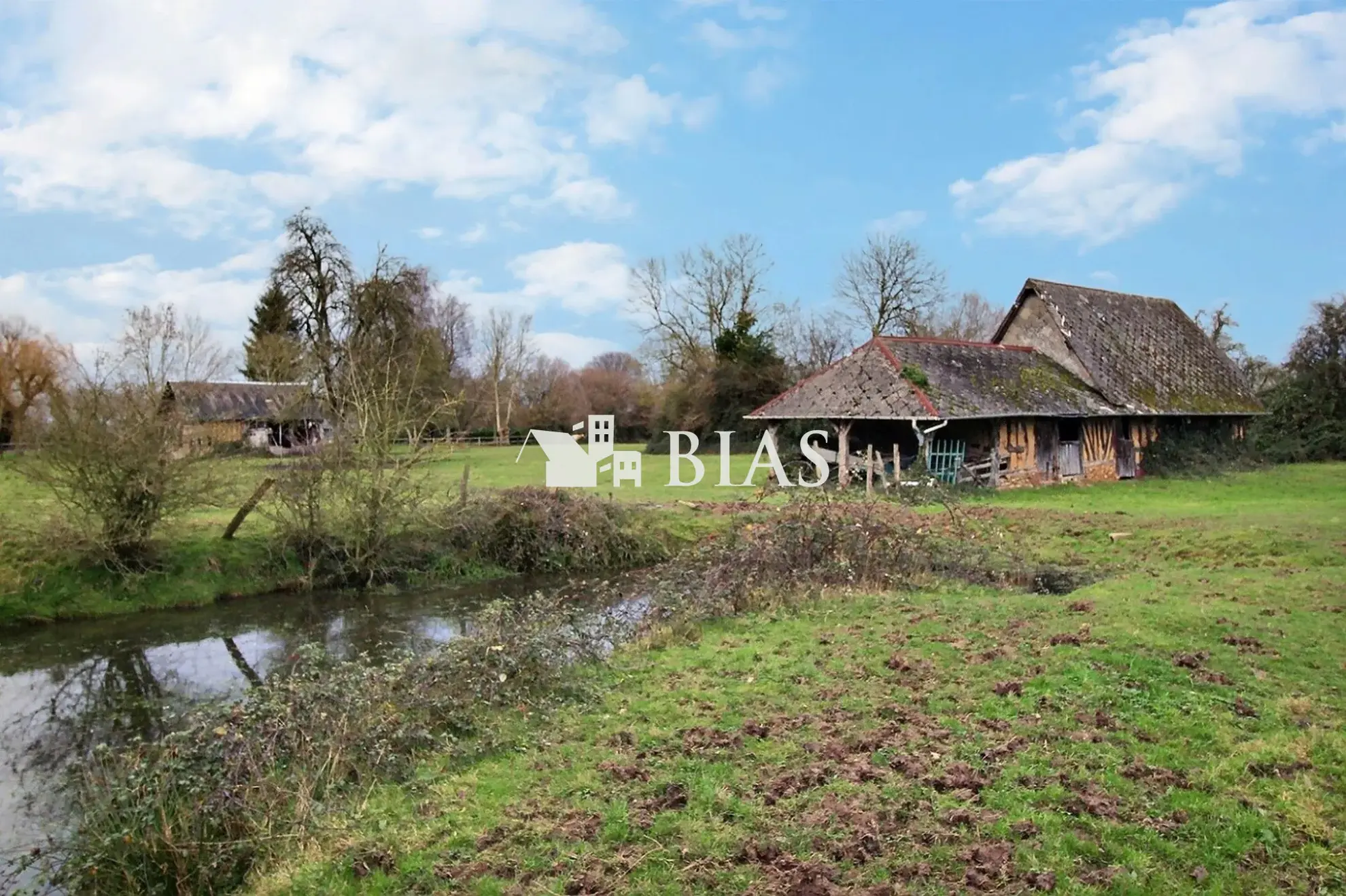 Ancien pressoir normand à réhabiliter à Pont-Audemer en campagne calme 